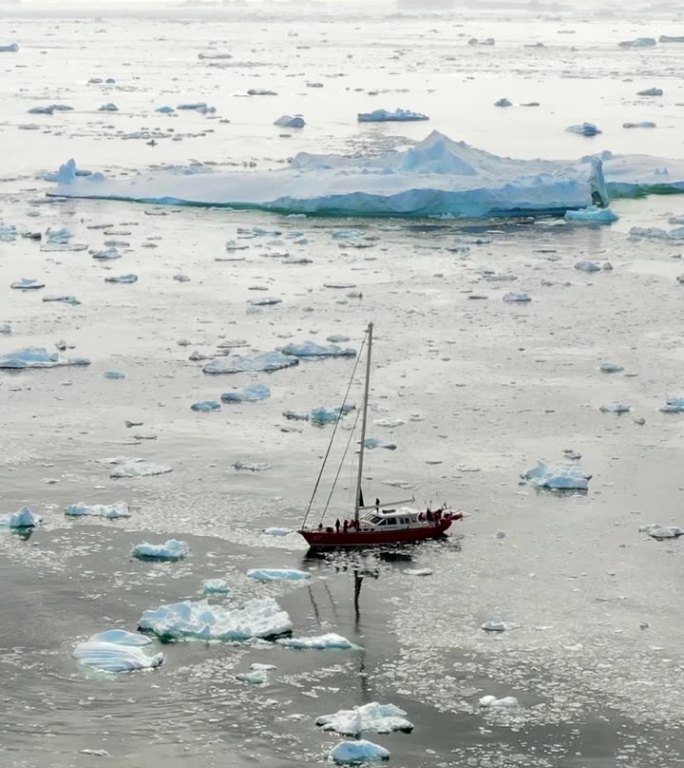 垂直视频，南极船的鸟瞰图。