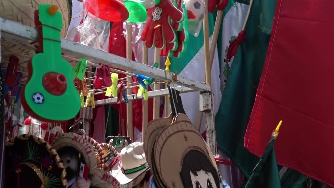 传统的墨西哥装饰品在九月为墨西哥独立战争假日出售