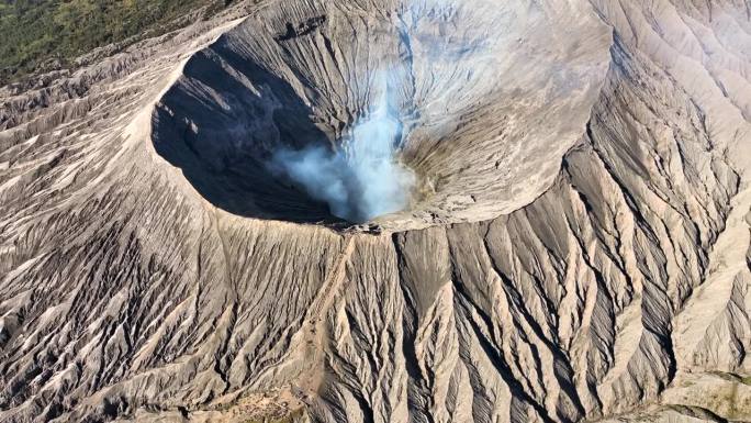 印度尼西亚东爪哇的活火山，烟雾弥漫。鸟瞰火山口古农布罗莫火山是腾格里塞梅鲁国家公园的一座活火山。