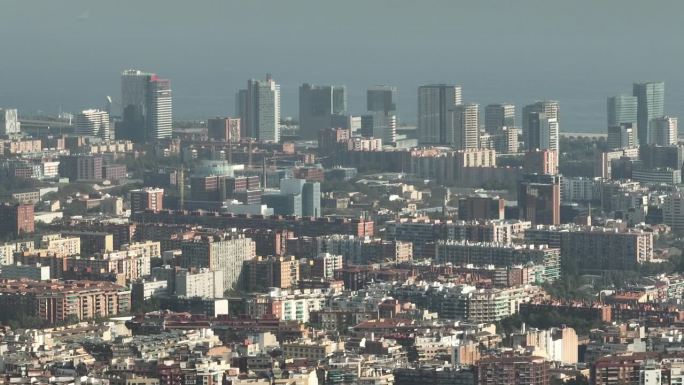 阳光明媚的夜晚巴塞罗那城市生活街区海湾航拍全景4k西班牙