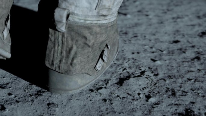 月球宇航员在月球表面行走，并在月球土壤上留下脚印。3 d渲染。本视频部分内容由NASA提供。