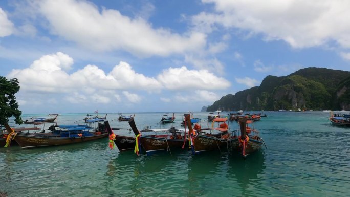 在著名的泰国皮皮岛安达曼海岸边的传统长尾船，拉出镜头