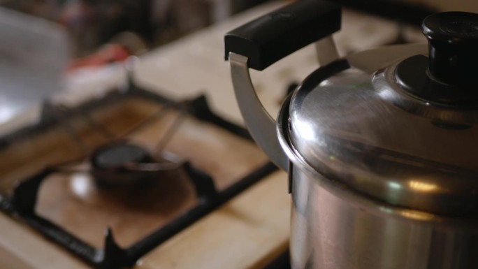 4k视频以锅中带沸水和热蒸汽出来为烹饪背景的厨房概念