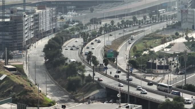 多云晴朗大雾巴塞罗那城市交通街道道路航拍全景4k西班牙