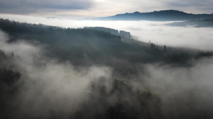 飞过山顶的云层。山峰高耸，清晨日出，自然景观优美