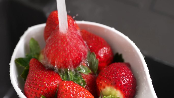 在碗里洗新鲜草莓生态农业食品安全有机绿色