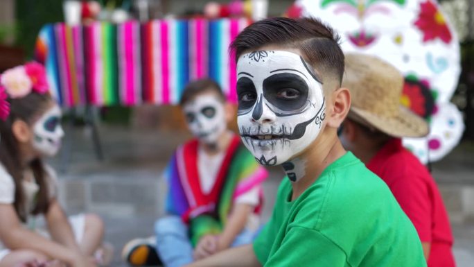 男孩的肖像与糖骷髅脸油漆在死亡的庆祝活动的一天