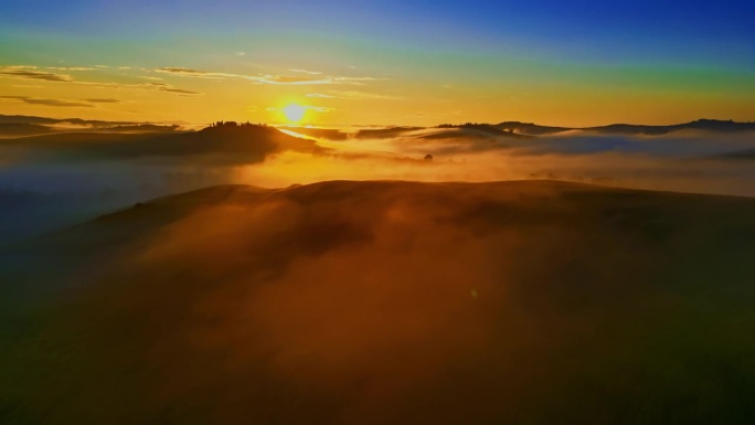 风景优美的景色空灵的雾在美丽的乡村景观在日出，托斯卡纳