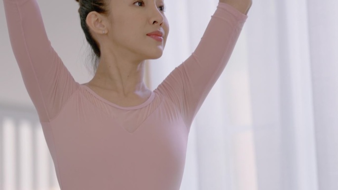 一名韩国女子在镜子前跳芭蕾舞。