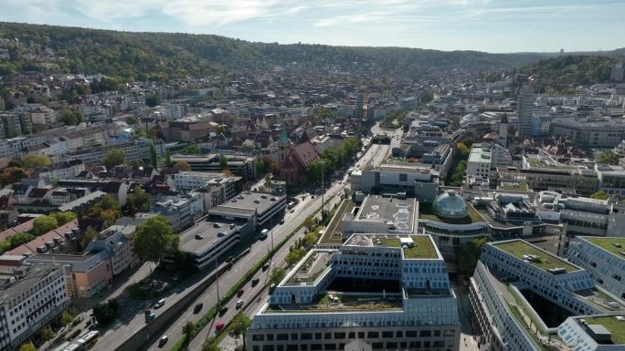 白天斯图加特市中心上空的交通街道航拍全景图4k德国
