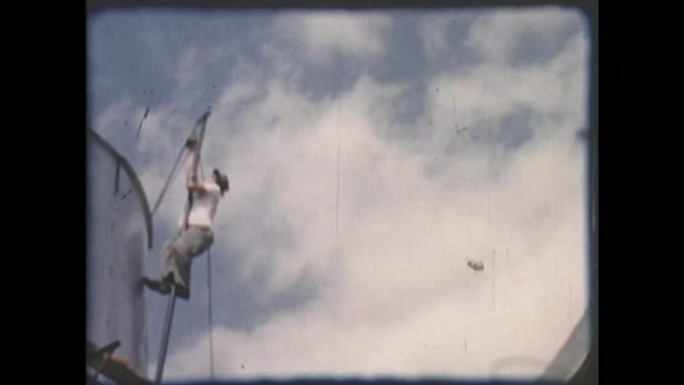 1950年代的家庭电影剪辑的建筑工人爬杆子