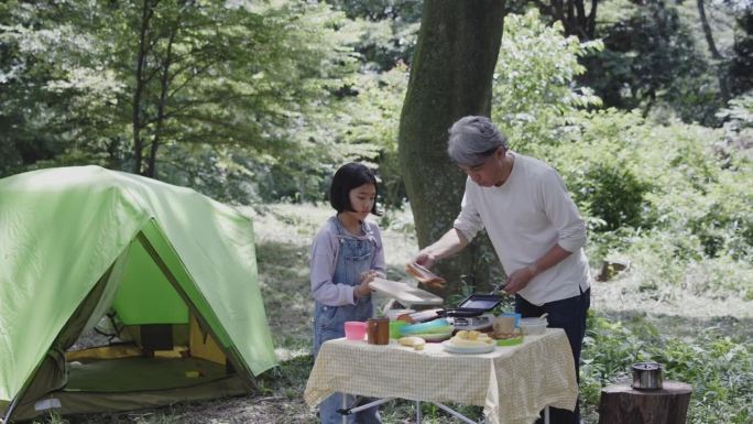 日本家庭野营时在户外做饭