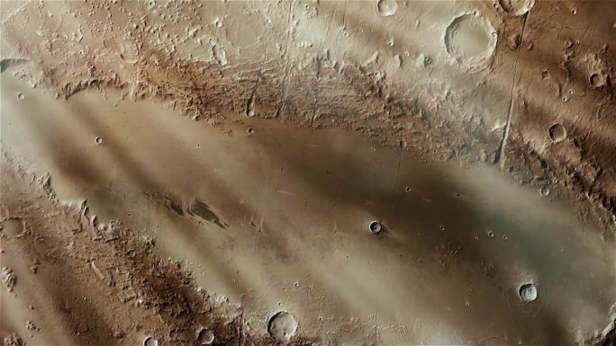 火星表面的奥库斯·帕特拉陨石坑。本视频内容由美国宇航局提供。4 k决议。
