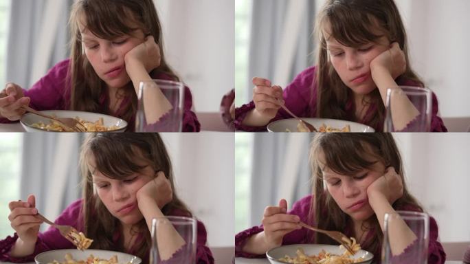 小女孩吃意大利面没有任何胃口和热情