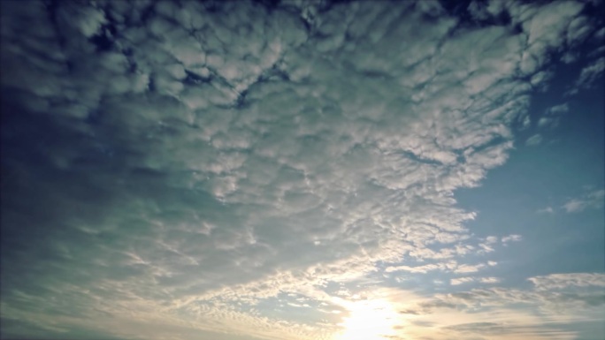 可爱的延时视频蓬松的云-自然背景
