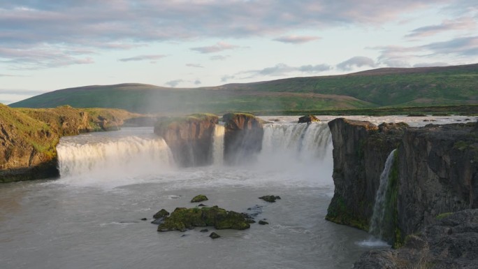冰岛夏季，强大的戈达弗斯瀑布从斯贾尔凡达弗约特河流下