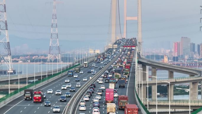 繁忙的高速公路上有很多汽车在桥上行驶