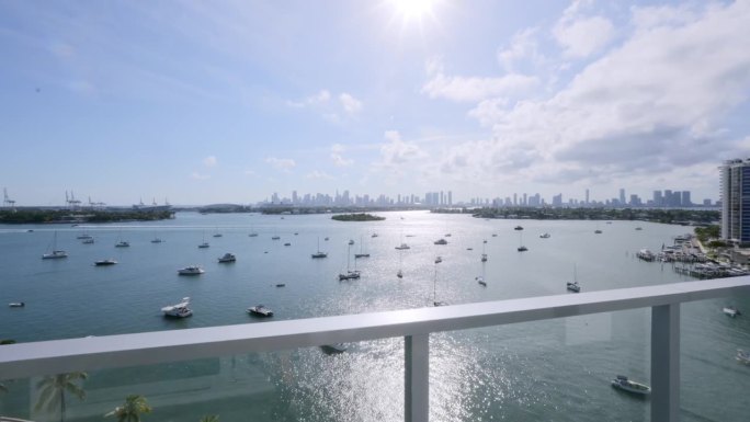 从豪华多层公寓的昂贵阁楼阳台上的早晨视图迈阿密市中心。芙蓉岛、棕榈岛和星岛的美景，还有很多船