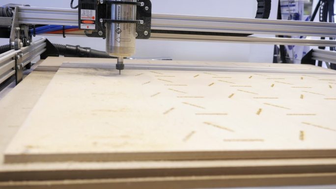 木工机器切割木板的特写。媒体。用自动机器在木头上刻上漂亮的图案。用自动化机器雕刻木雕