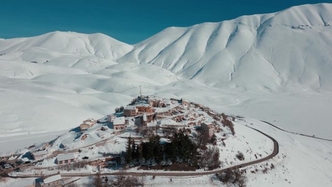 无人机拍摄的西比利尼雪山景观，位于意大利佩鲁贾的诺尔恰城堡