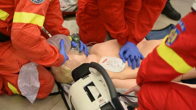 医护人员在医疗训练模型上模拟紧急干预