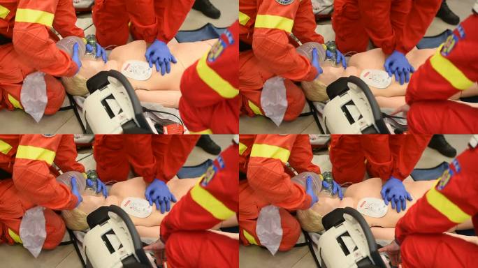 医护人员在医疗训练模型上模拟紧急干预