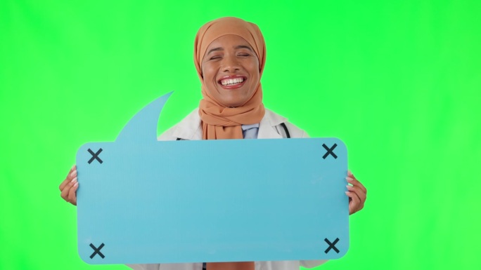 演讲泡泡，穆斯林妇女和医生在工作室里，绿屏是营销模型空间。快乐，微笑和伊斯兰医务工作者与语音板跟踪标