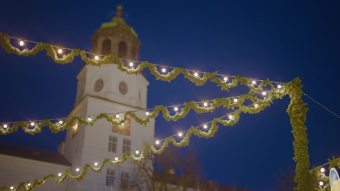 萨尔茨堡居民广场的萨尔茨堡博物馆充满了节日的圣诞气氛
