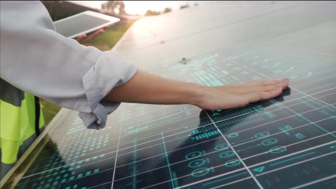技术人员检查太阳能电池板与未来的动画效果。太阳能板上的HUD图形。