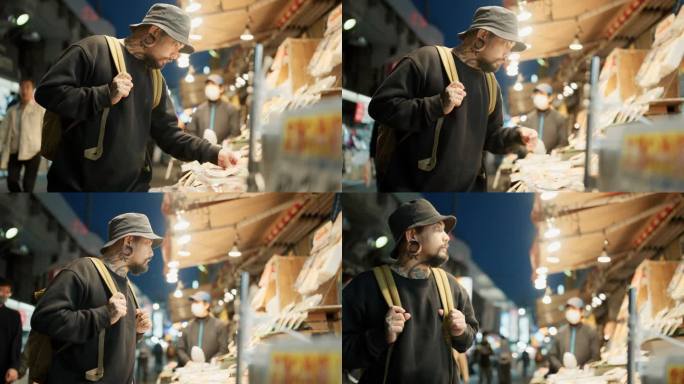 亚洲男游客在日本的街头市场寻找干粮。