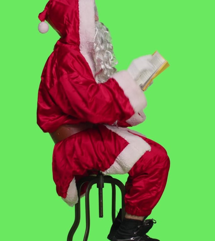 圣诞老人阅读文学作品的垂直视频简介