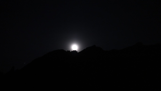 4K黑夜深山山区大山月亮爬上山头