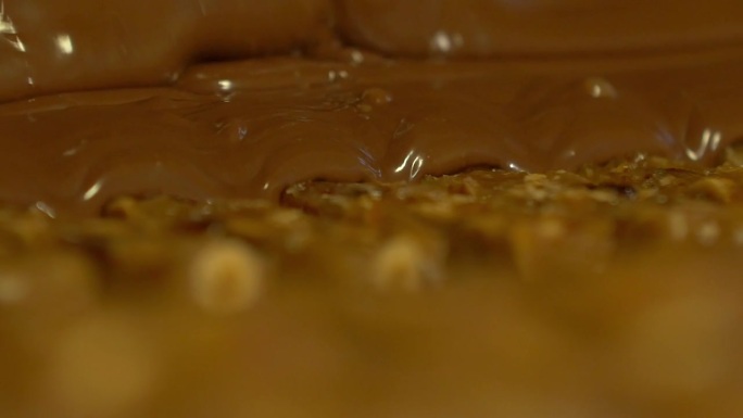 用焦糖和坚果填充的馅团被液体巧克力覆盖