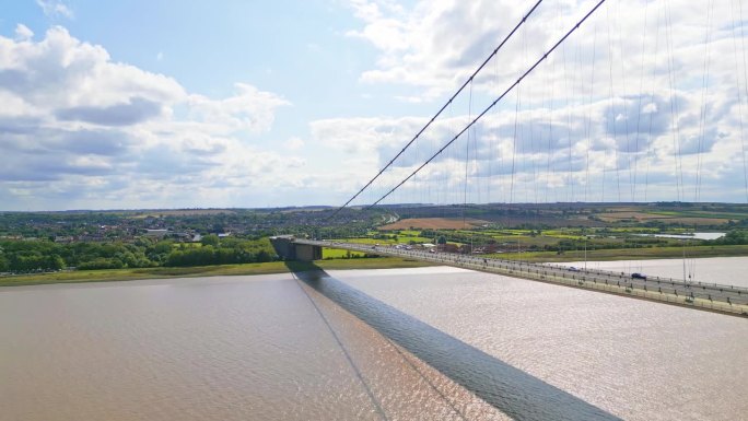 观看亨伯桥，世界上第12大单跨悬索桥，在空中无人机的视频。它横跨亨伯河，连接林肯郡和亨伯赛德郡的交通