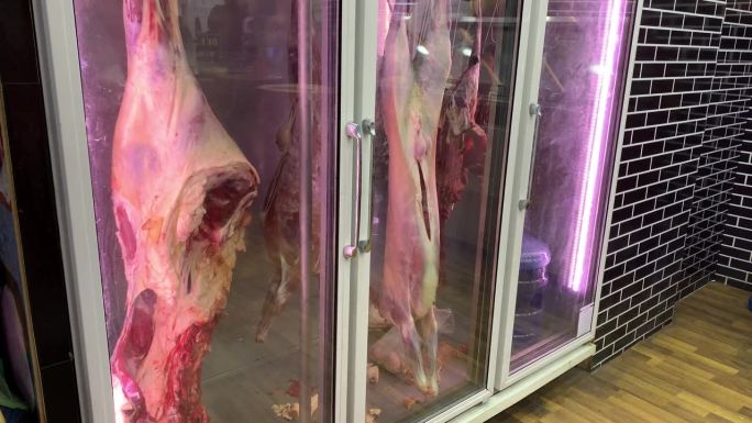 生牛肉在肉店，生牛肉被冷藏出售。生肉店，鲜肉在超市柜台出售。