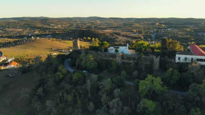 无人机拍摄的葡萄牙一座山上的中世纪堡垒。