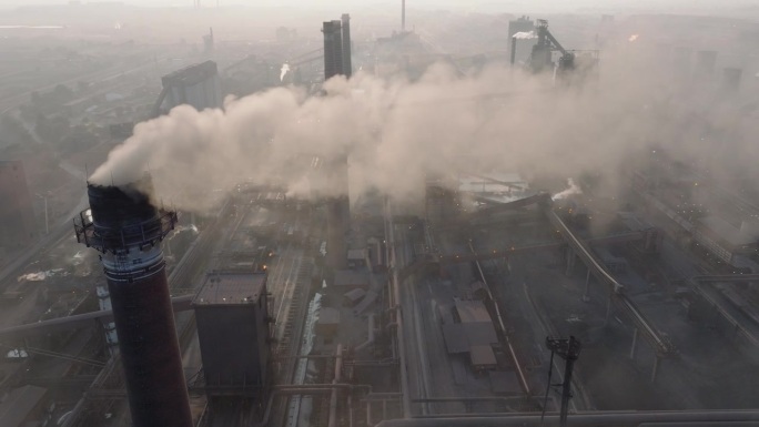 航拍特写画面。气候变化。全球变暖。从工厂里冒出来的浓烟。南非的工业空气污染