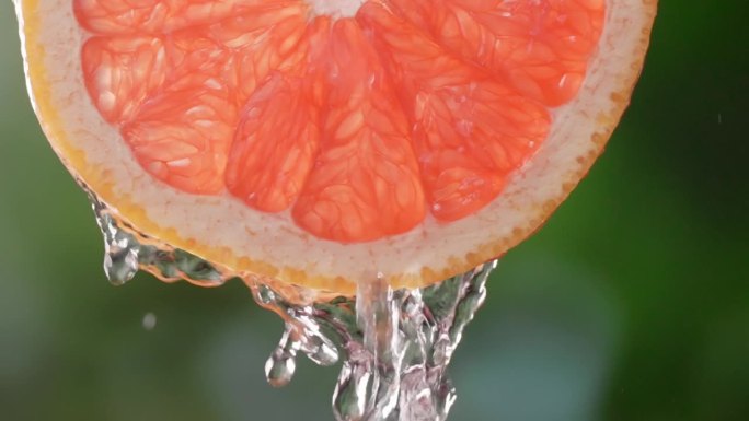柚子切片的超级慢动作镜头，洒上水，