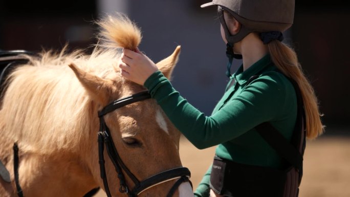 女孩和她的马