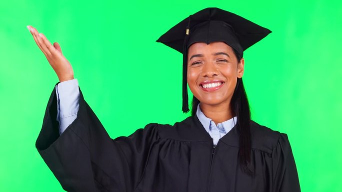 毕业典礼，演讲和女性在绿屏上的大学，学院或教育信息或报价。展示，奖学金和学生，毕业生或个人的面孔，手