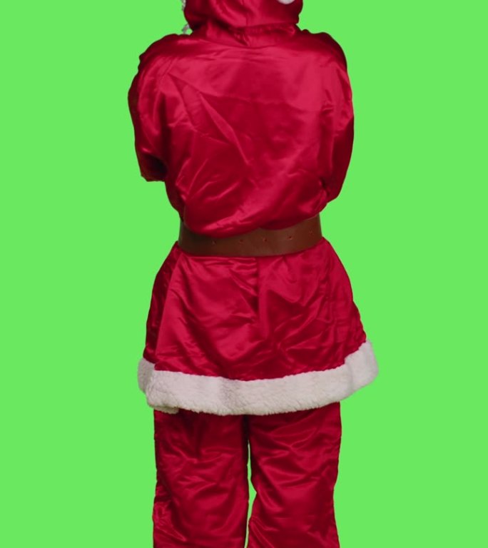 垂直视频圣诞老人在摄影棚里说ho ho ho的背影