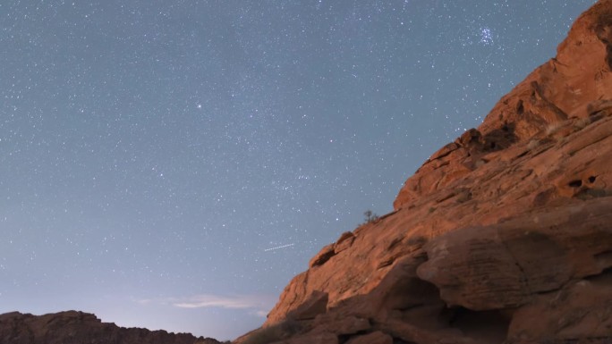 火谷州立公园的夜景，有飞机和流星