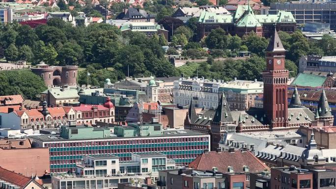 瑞典赫尔辛堡市中心和赫尔辛堡港的景色。
