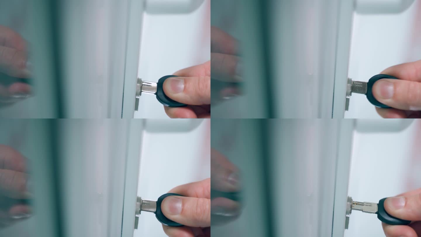 钥匙从锁里拔出来的时候很难看，特写。在白色塑料门的锁孔中插入一把穿孔的钥匙。