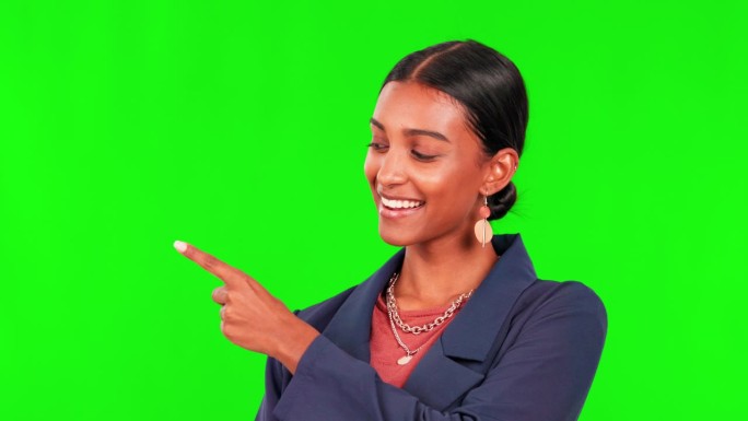 快乐的女商人对着绿色的屏幕微笑着，用手势示意名单。演示或信息，模型空间或计划和年轻女子在色度键流程图