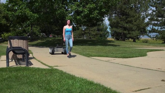 机器人跟着女人无人测试驾驶自动移动跟踪