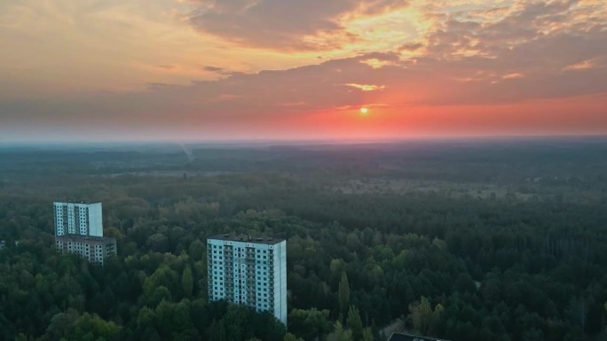 从乌克兰北部切尔诺贝利隔离区普里皮亚特市的无人机上看到美丽的日落