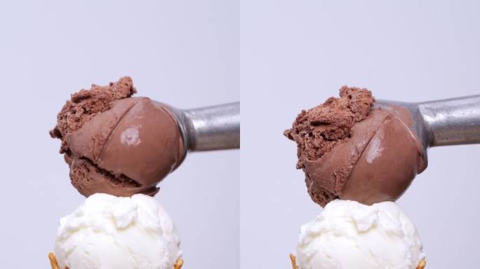 一勺巧克力冰淇淋放在椰奶冰淇淋的上面。