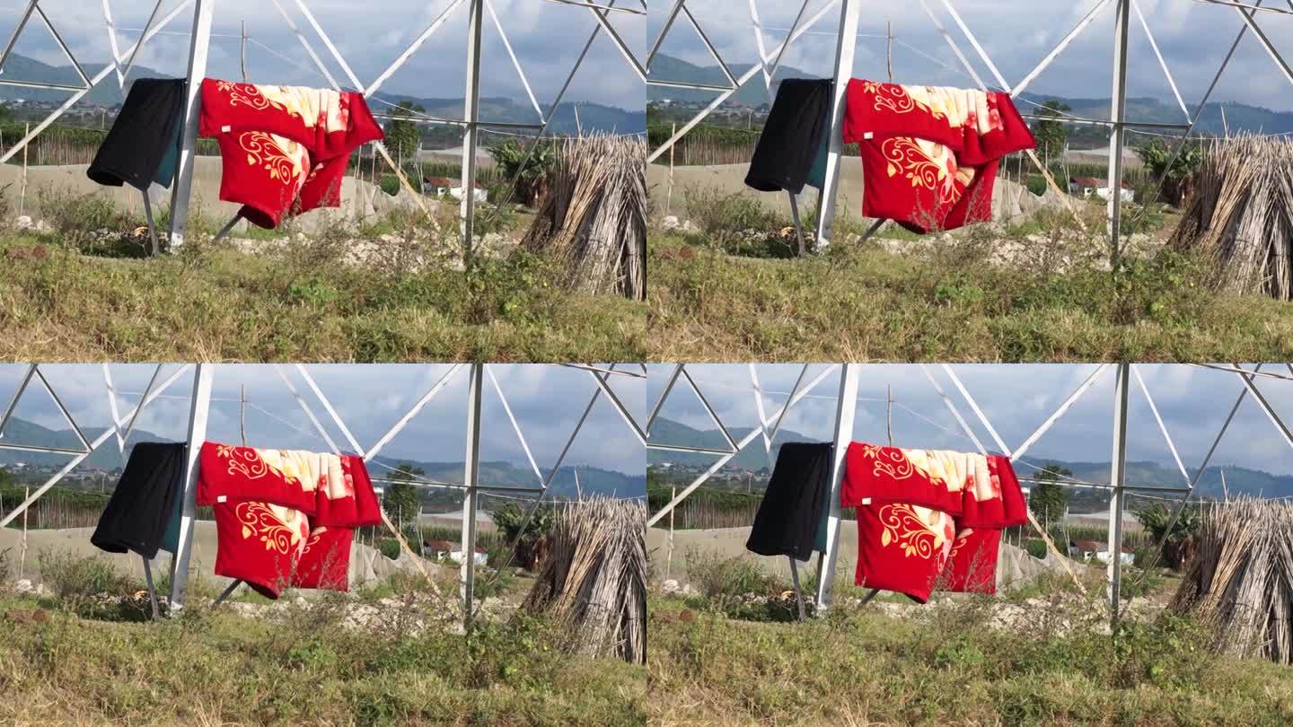 在越南林东，一条毯子被晾在竹竿上，竹竿在风中摇曳