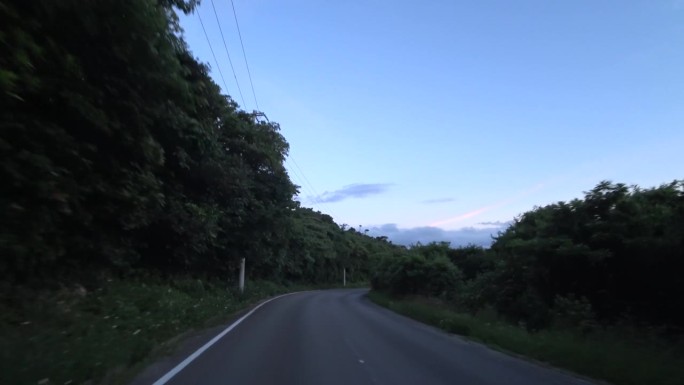 日本，冲绳县:日落时分，开车绕着久里岛大桥转。